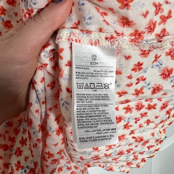 Old navy red white blue floral flutter sleeve top nwt - Picture 6 of 6